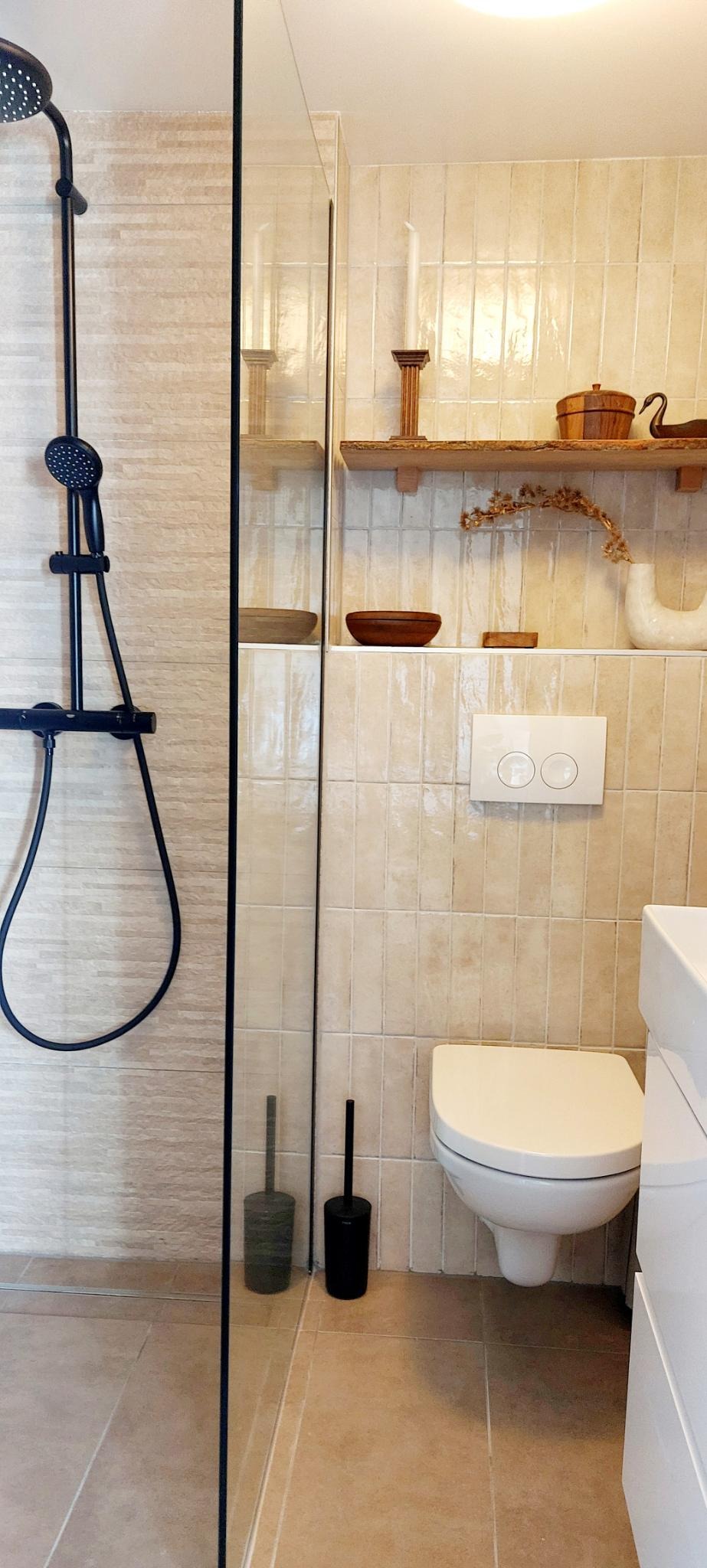 Badkamer met regendouche bij Tuks & Duts