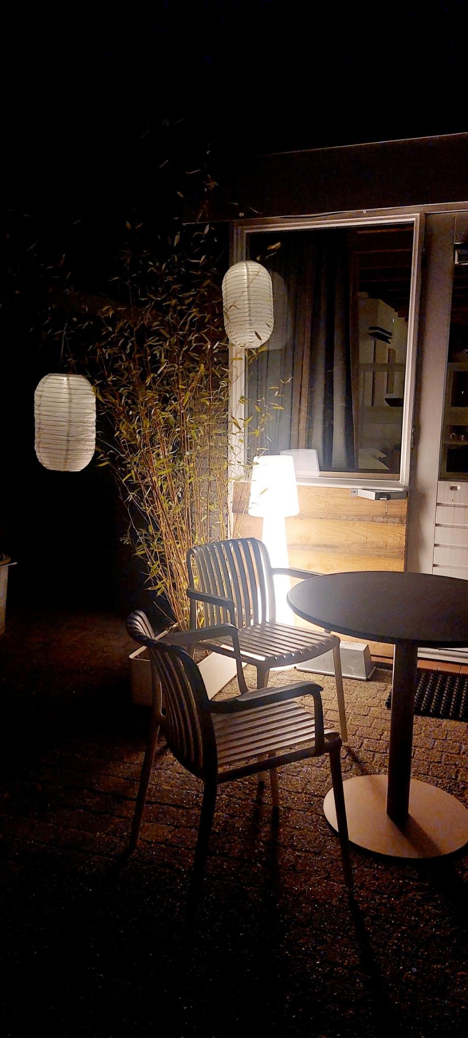 Buitenzijde van de accommodatie in de avond