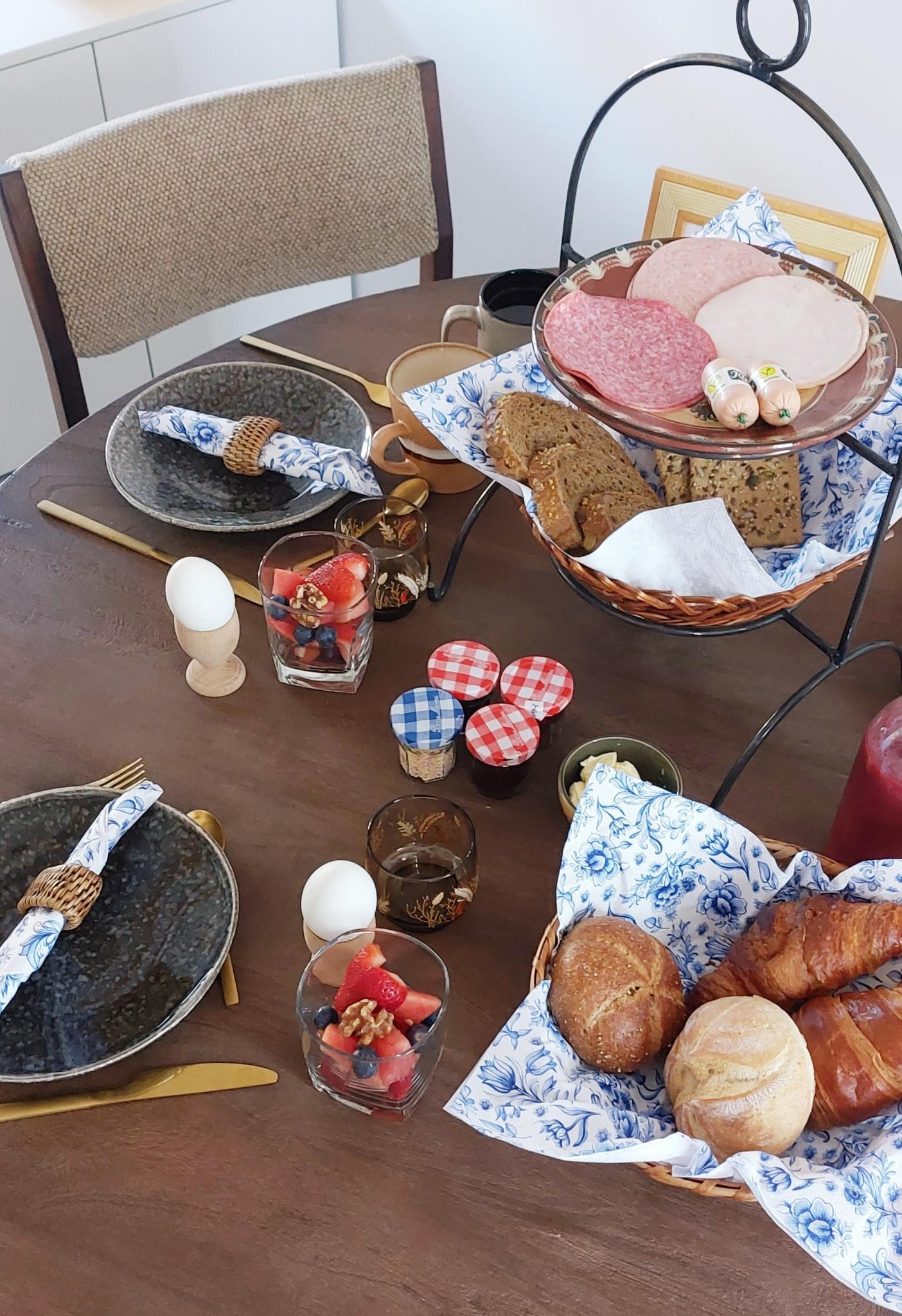 Ontbijt geserveerd aan tafel bij de bed and breakfast