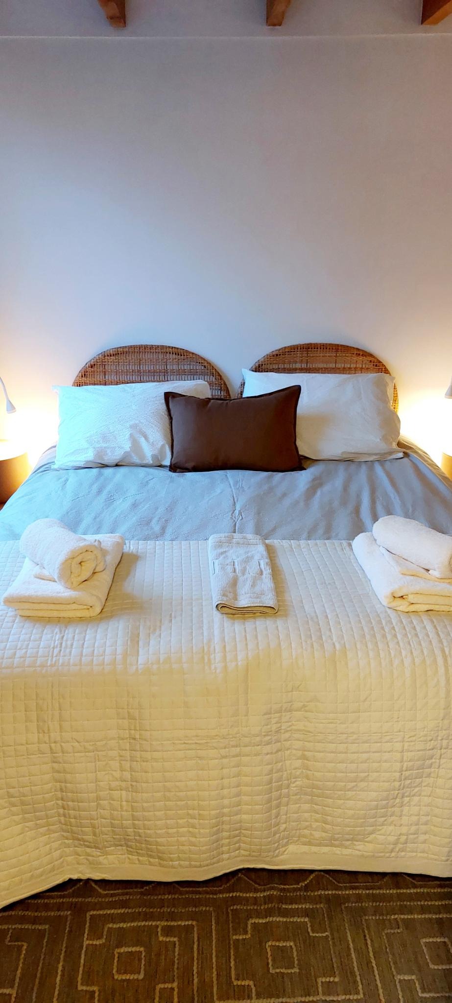 Slaapgedeelte van de studio met opgemaakt bed