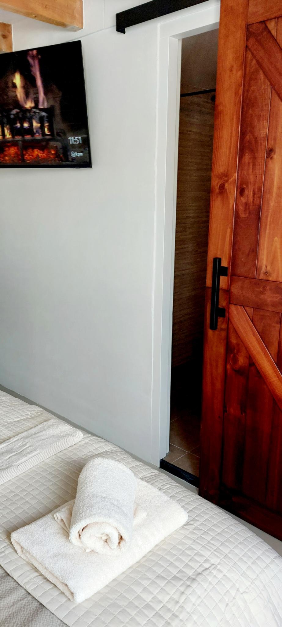 Houten deur bij de badkamer